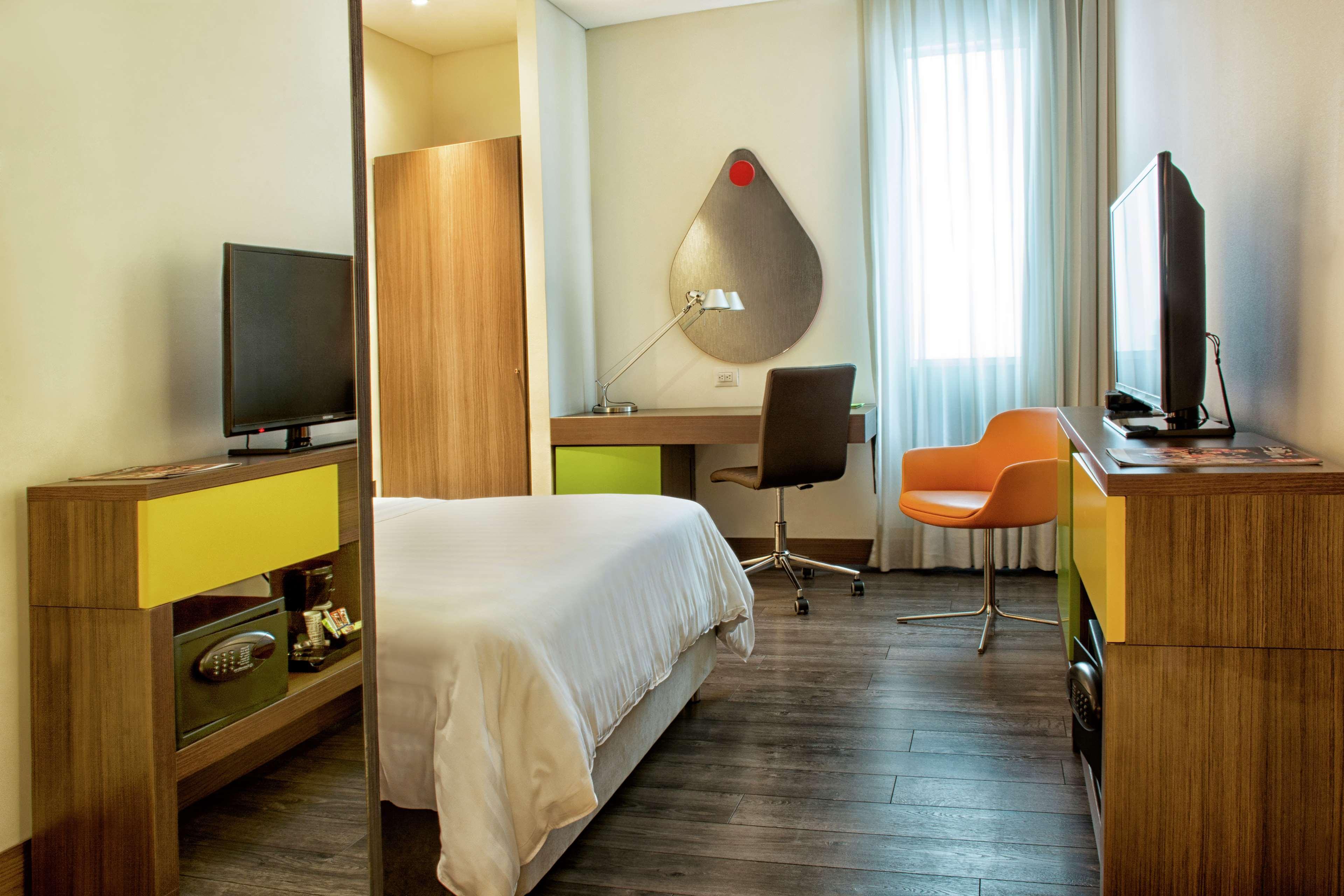 Hotel Hampton By Hilton Cali Esterno foto