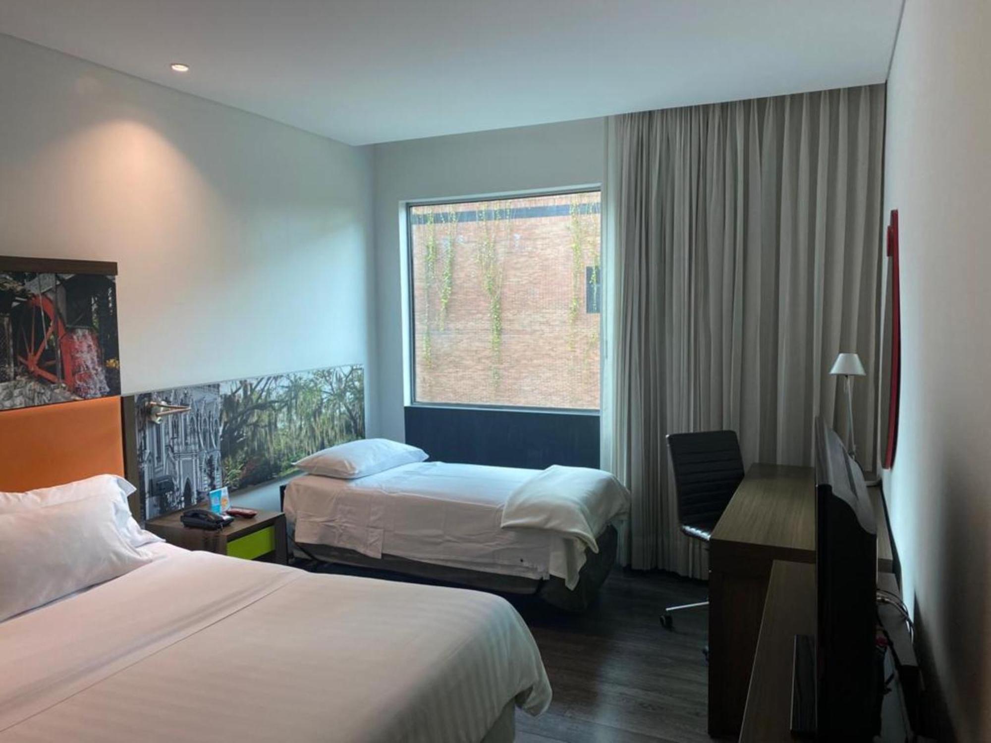 Hotel Hampton By Hilton Cali Esterno foto
