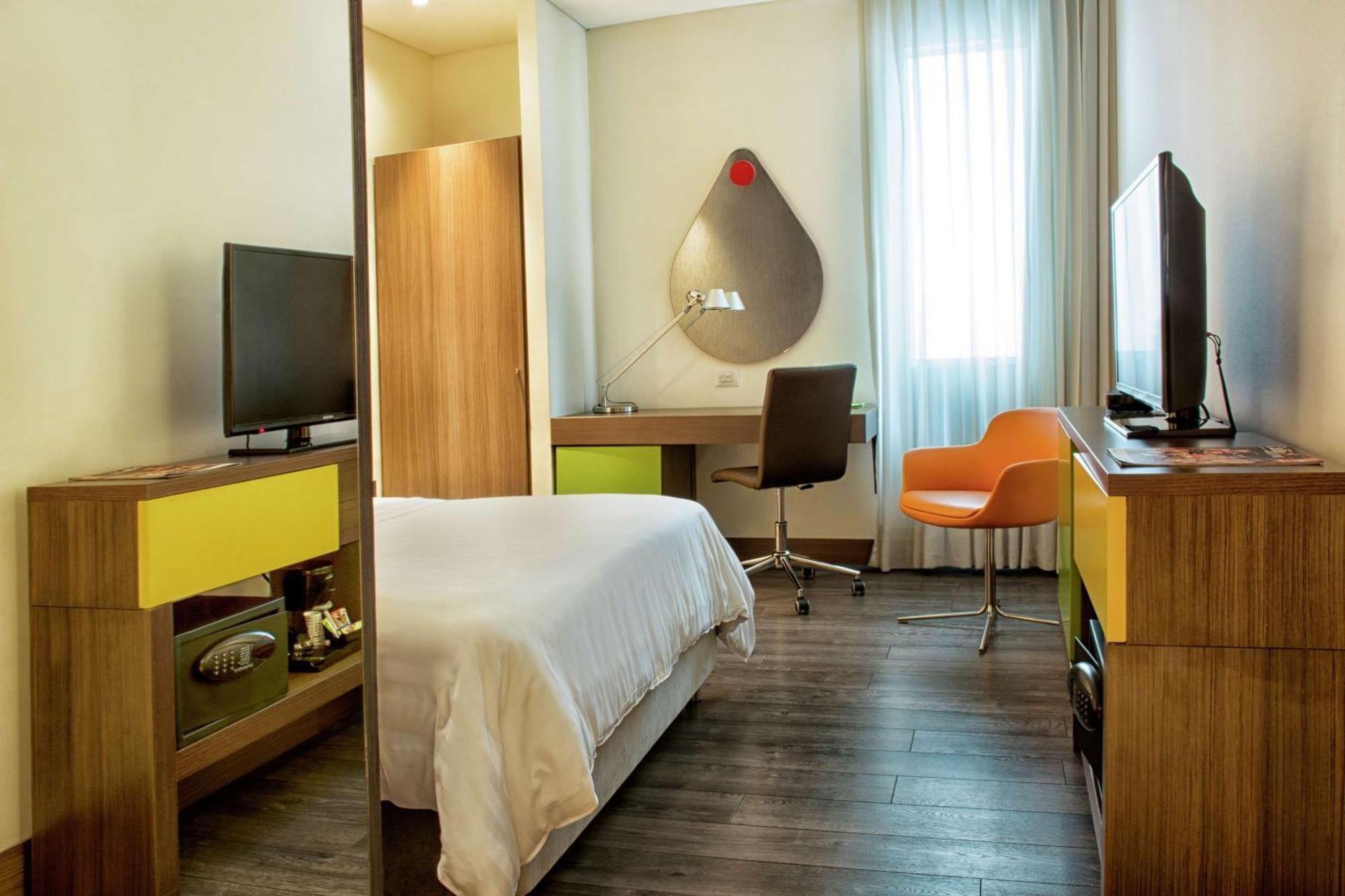 Hotel Hampton By Hilton Cali Esterno foto