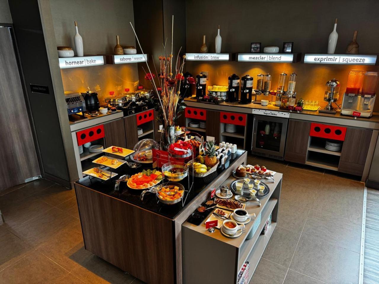 Hotel Hampton By Hilton Cali Esterno foto